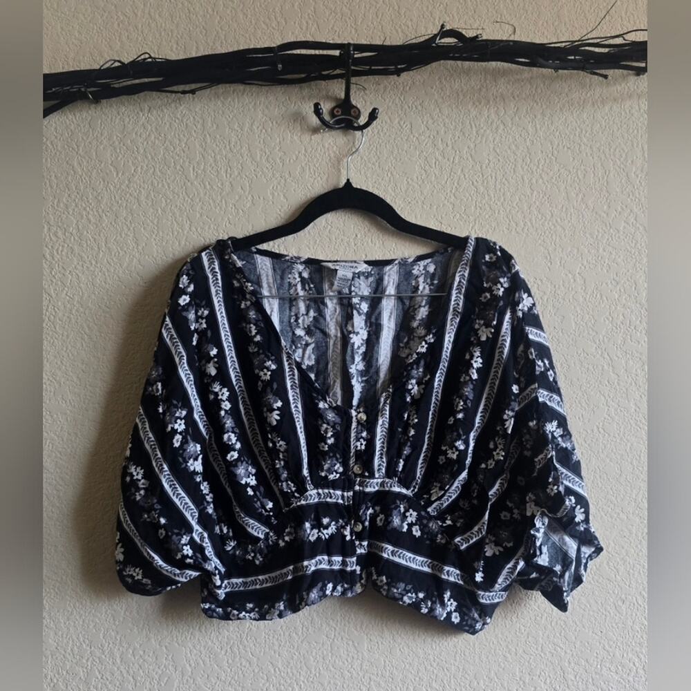 ✨️ 2/$10 ✨️ Black and White Crop Top - Boho - Hippy